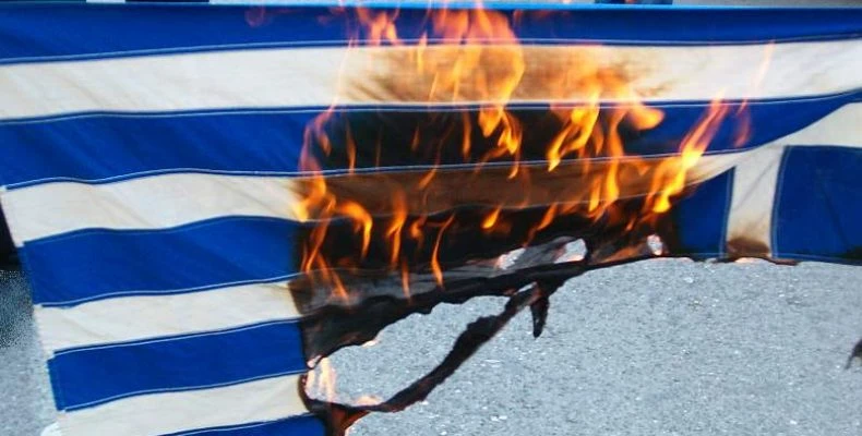 Στους δρόμους οι Σκοπιανοί – Καίνε ελληνικές σημαίες και ζητούν να μην αλλάξει όνομα η χώρα τους